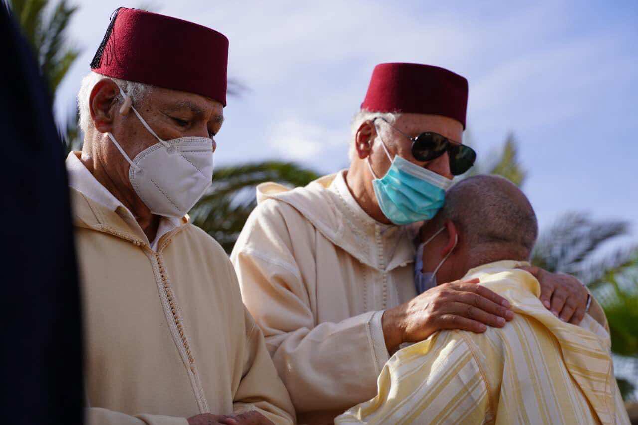 الجنرال السابق ميمون المنصوري يُشيّع جثمان شقيقته بمقبرة العروي بالناظور