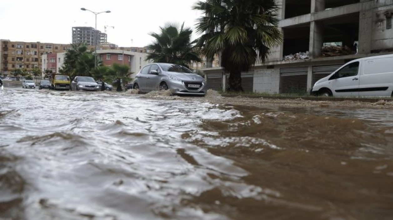 التقلبات الجوية.. ليلة سوداء في الجزائر والوقاية المدنية تتدخل لإنقاذ سيارات غارقة