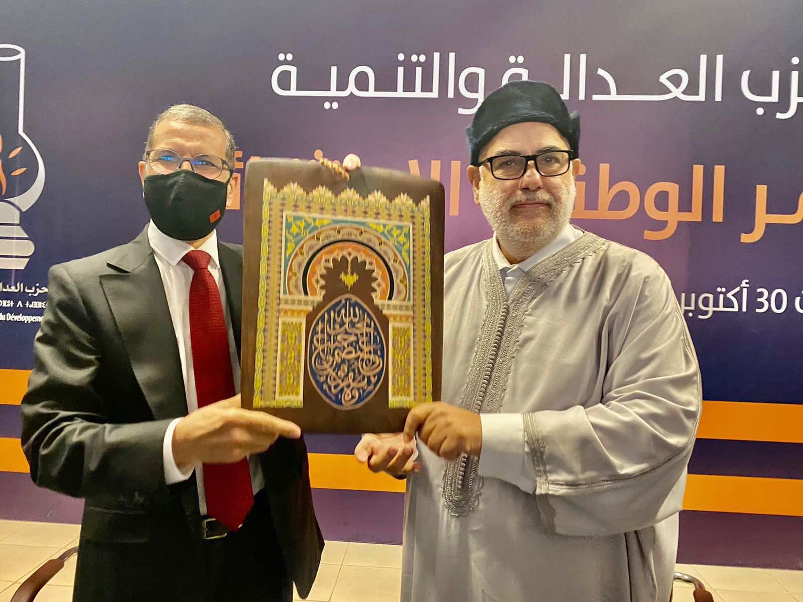 العثماني يسلم "البيجيدي" لابن كيران: "أنا جندي في العدالة والتنمية والحزب ليس مواقع ومناصب"