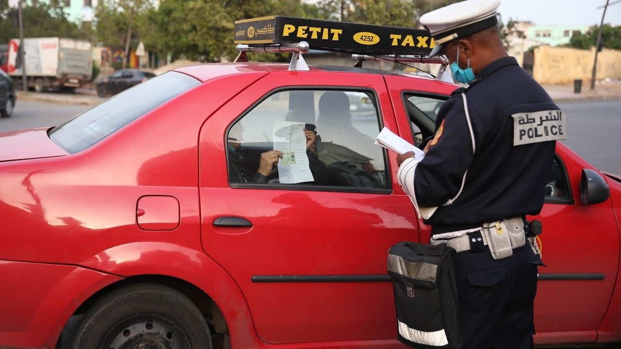 السلطات تشرع في فرض جواز التلقيح على سائقي سيارات الأجرة كـ"شرط للعمل"