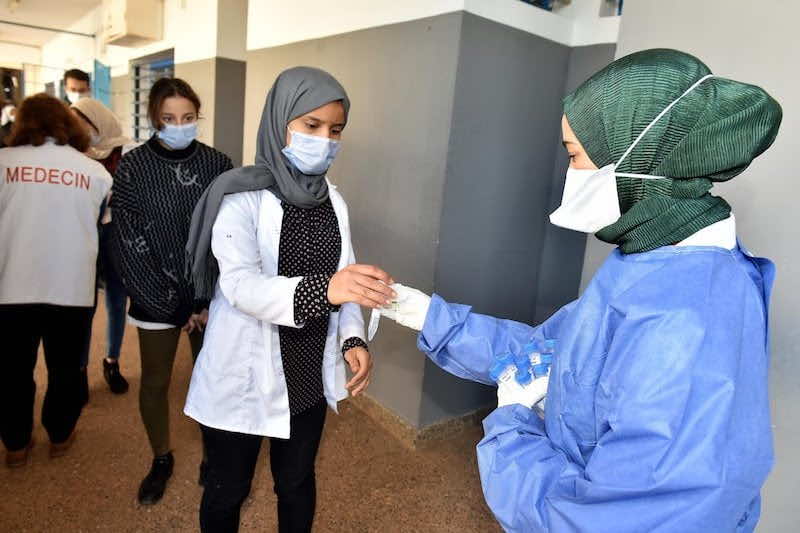 منع التلاميذ غير الملقحين من التعليم الحضوري بالمدارس