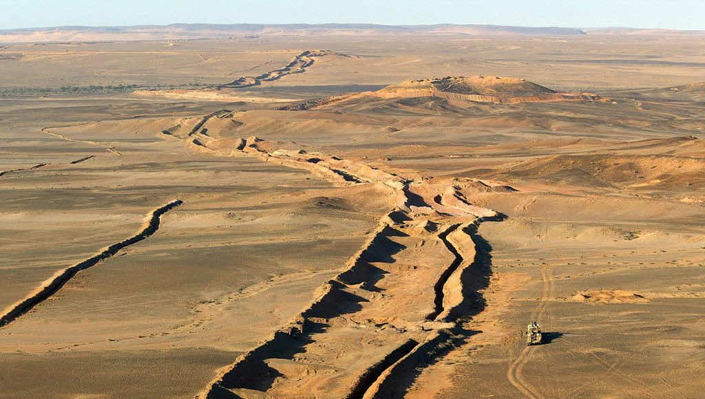 مهام متنوعة وتضحيات جسام مع مراقبة على مدار الساعة.. هكذا تعمل القوات المسلحة المرابطة على الجدار الرملي بالصحراء