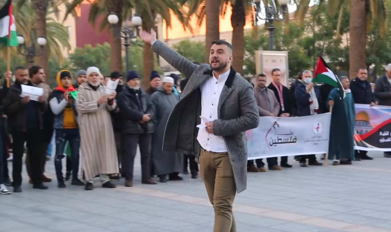 مناهضون للتطبيع يحرقون علم إسرائيل في وجدة