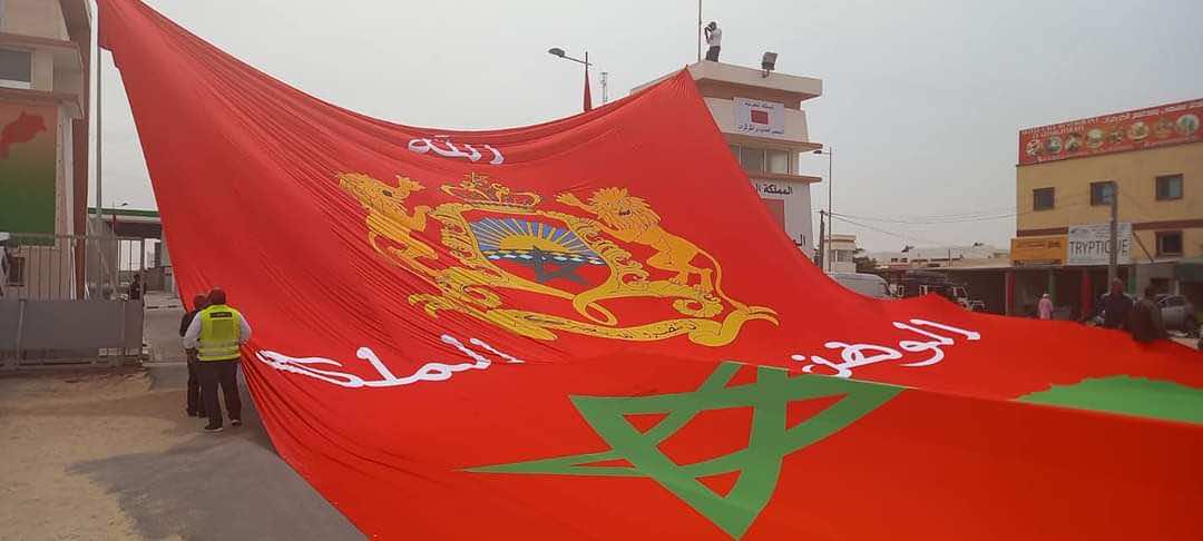 النادي الملكي للدراجات يرفع أكبر علم مغربي وسط الكركرات