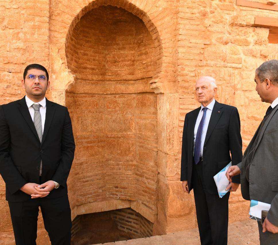 عرض حلي تاريخية تعود لـ150 ألف سنة بفضاء شالة وبنسعيد وأزولاي يتفقدان ترميم الموقع التاريخي- صور