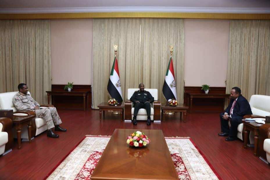 بضغط أمريكي.. الانقلابيون يوقعون إعلانا سياسيا في السودان يعيد حمدوك رئيسا للوزراء ويطلق سراح المعتقلين