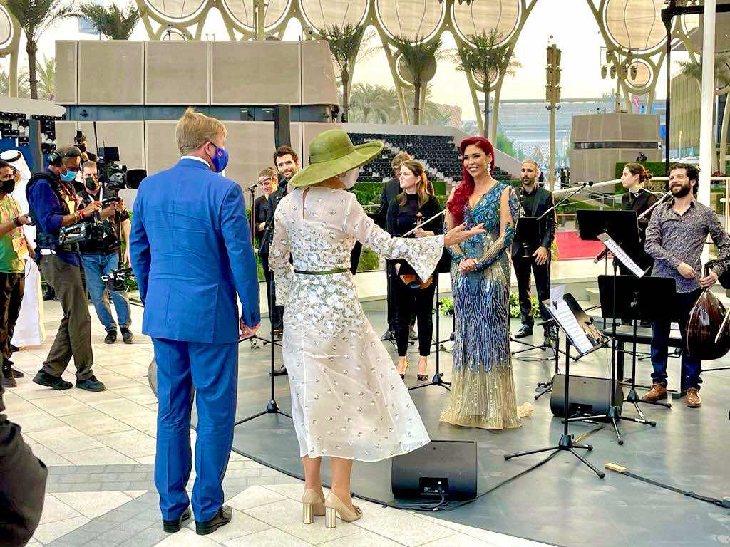 مغنية مغربية تغني بالعربية أمام ملك وملكة هولندا