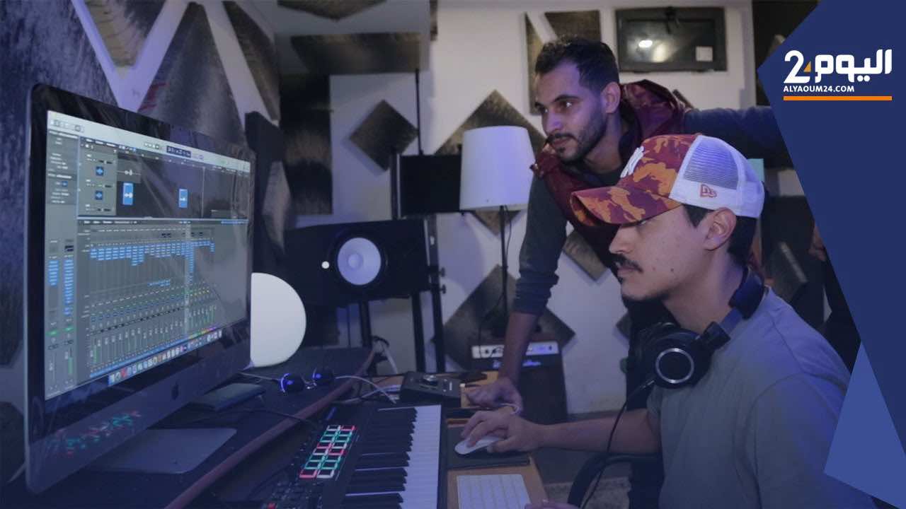 صحافي مغربي ينتقل بسلاسة من "الميكرو" إلى غناء الراب.. لقبه "مول الصوت"!
