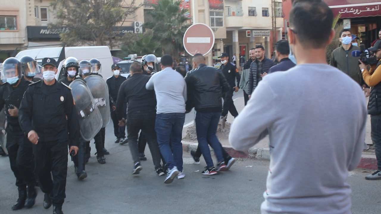 الطلبة يتزعمون احتجاجات جواز التلقيح بأكادير -صور-