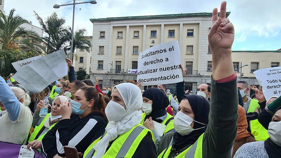 احتجاجات في سبتة لعمال مغاربة عالقين منذ إغلاق الحدود قبل سنة ونصف