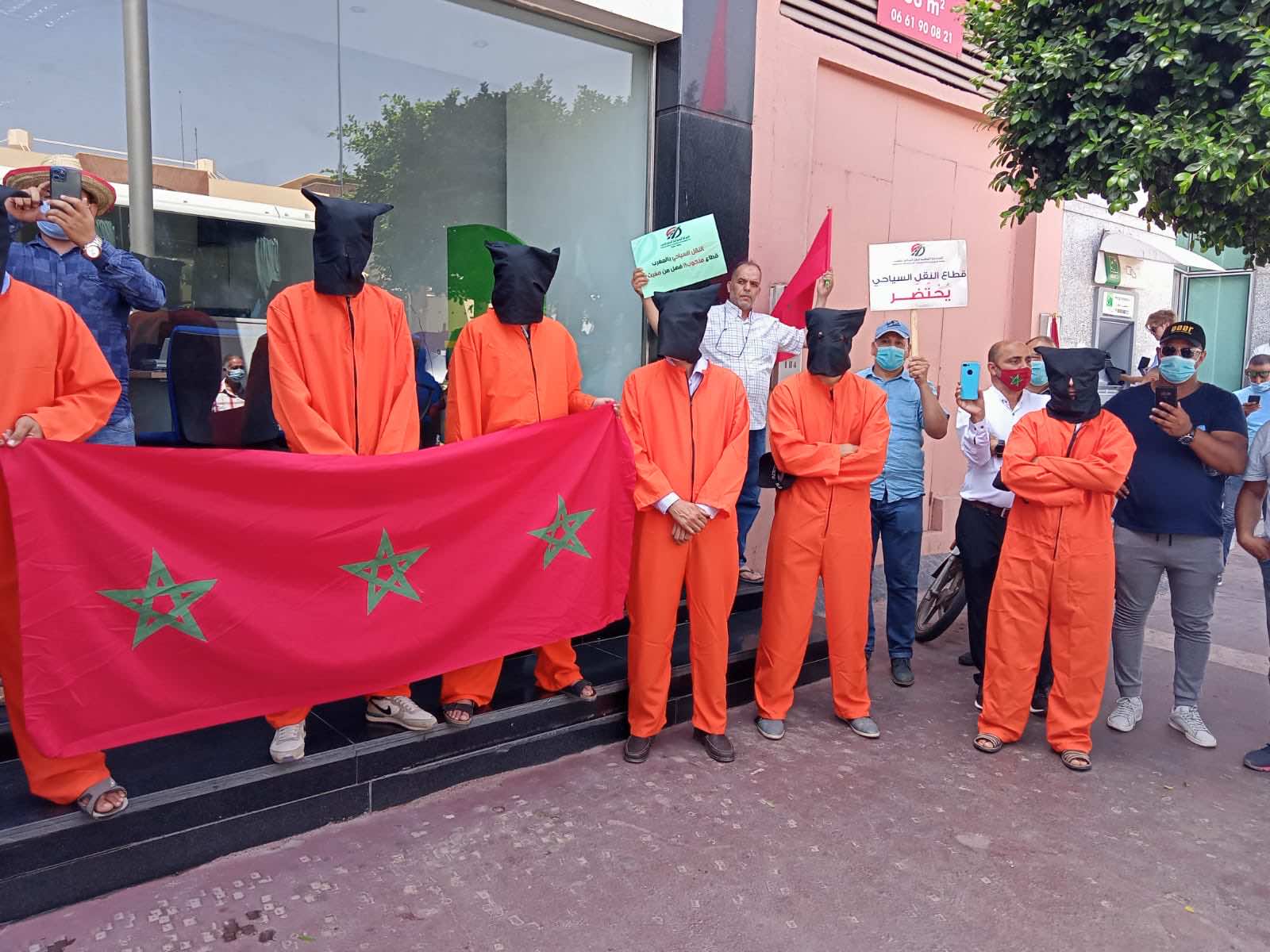 مهنيو النقل السياحي يهددون بالتصعيد مطالبين بـ"تجميد" الديون