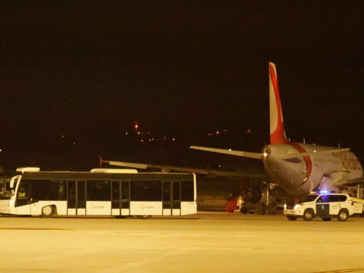 تهم ثقيلة تواجه مغاربة فارين من طائرة في إسبانيا.. السلطات تتهم مجموعة في "فايسبوك" بتخطيطها للهجرة