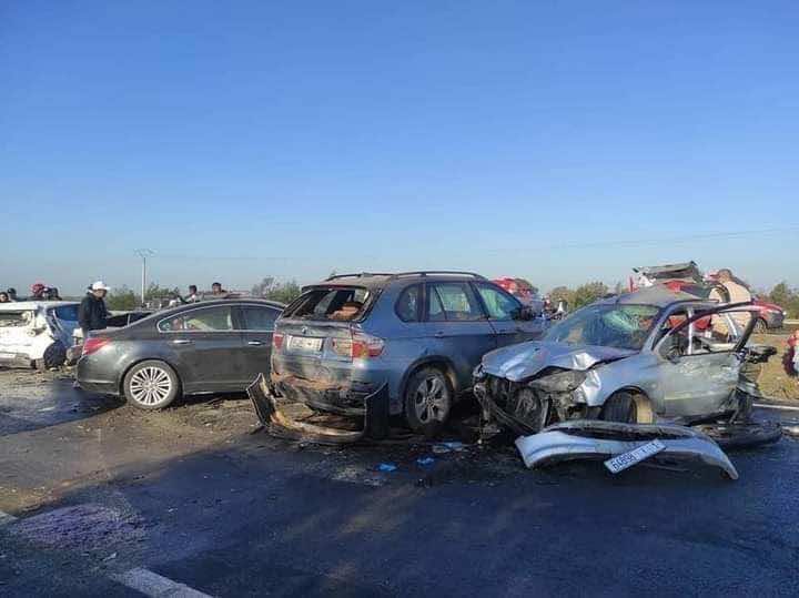 اصطدام 20 سيارة بين الرباط والقنيطرة يودي بحياة شخص ويصيب 37 آخرين