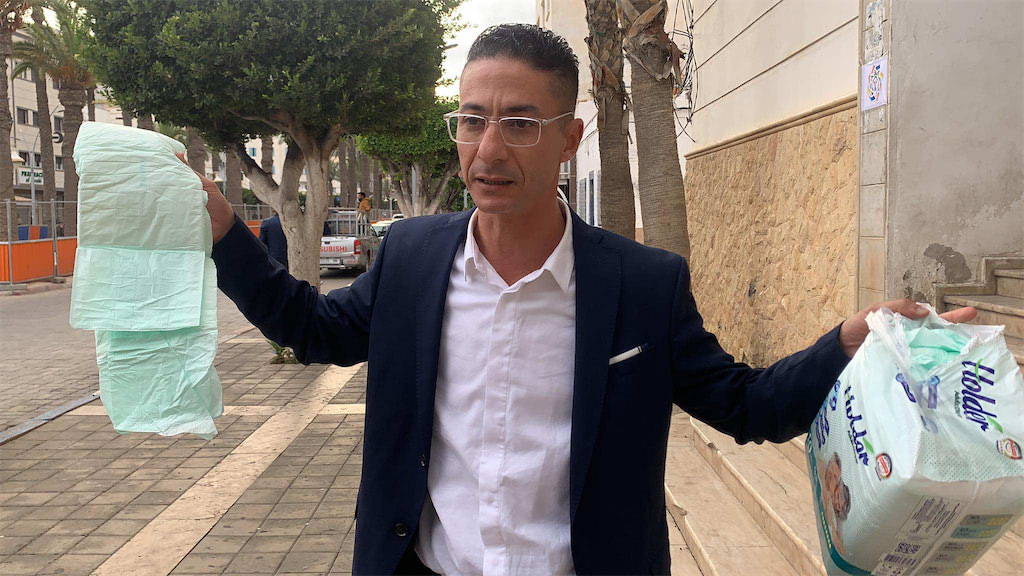 ناشط بالناظور يوزع حفاظات الأطفال احتجاجا على قطع رئيس الجماعة تزويد الماء لمركب ثقافي