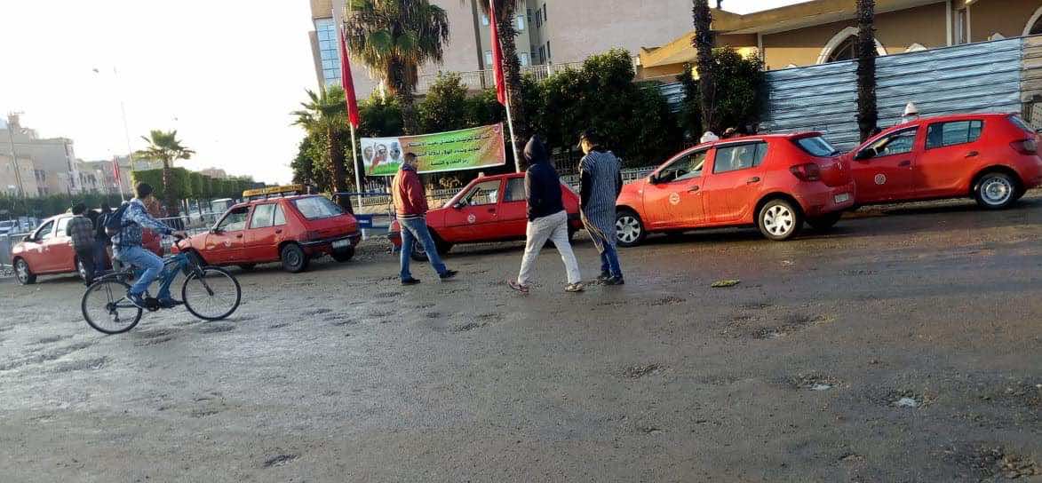 سائقو الطاكسيات يحتجون بتزنيت بسبب تأخر أشغال المدارة الرئيسية