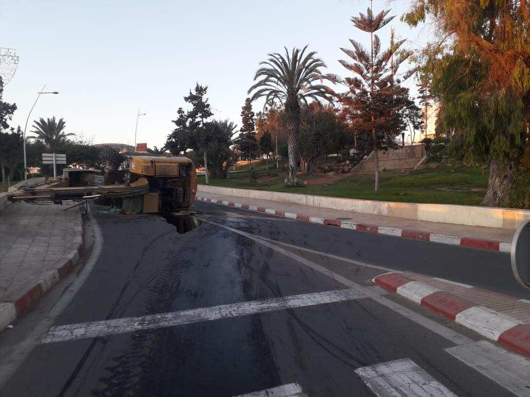انقلاب جرافة بمدخل كورنيش أكادير