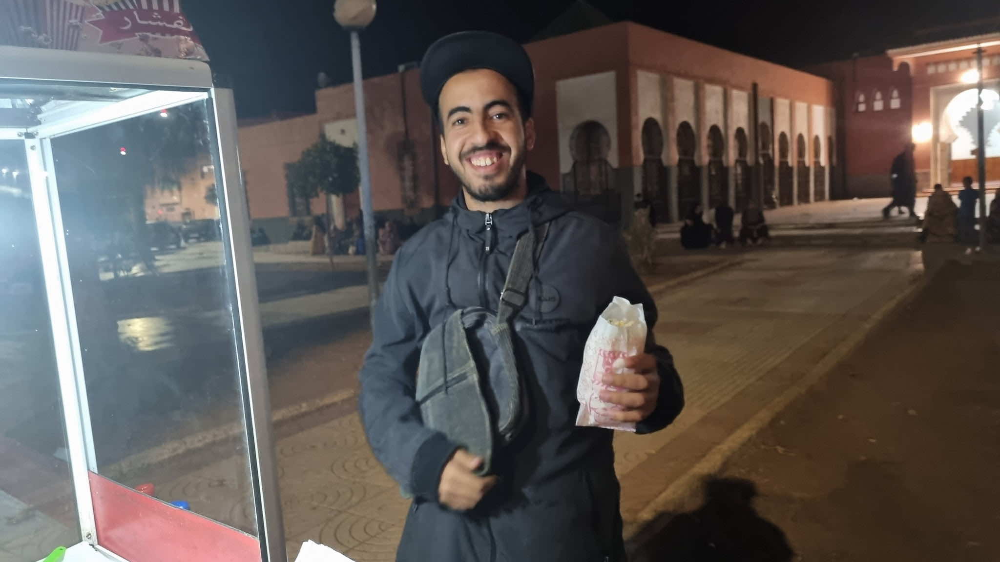 شاب بكلميم يختار بيع "الفشار" لمساعدة صديقه على إجراء عملية جراحية تتطلب 30 مليون سنتيم