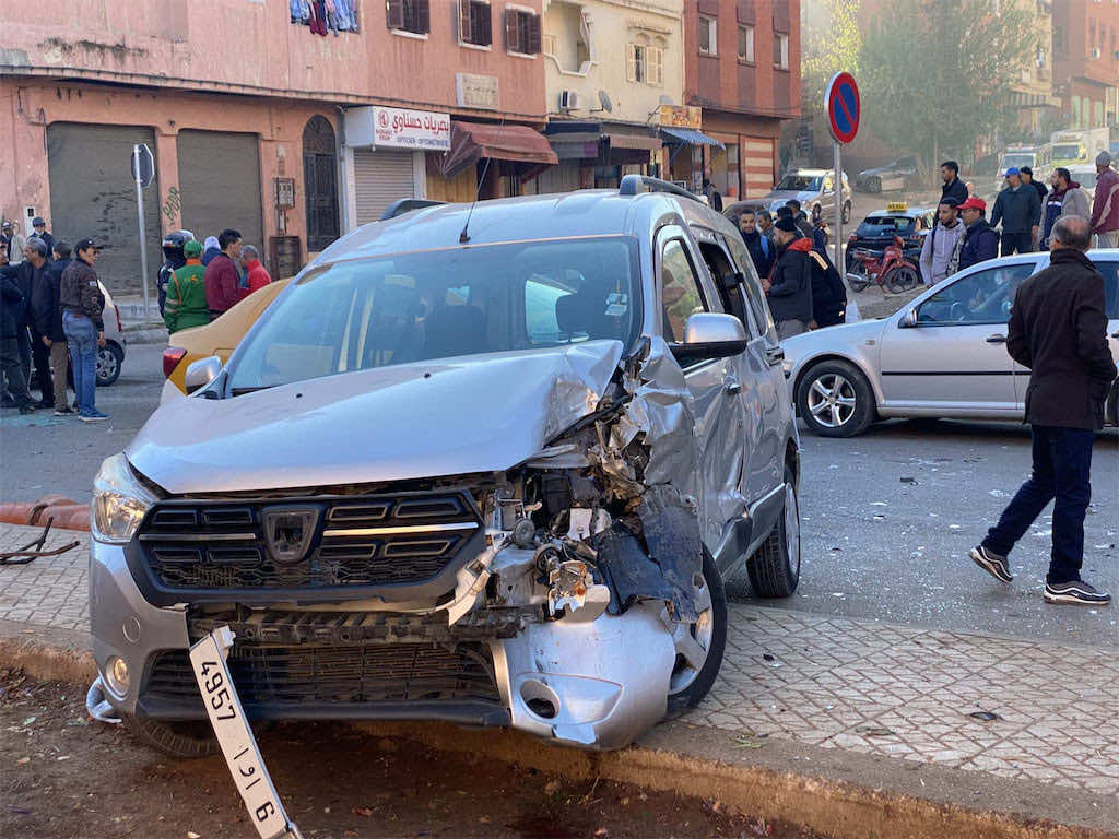 شاحنة منفلتة تدمر كوكبة سيارات وسط بني ملال