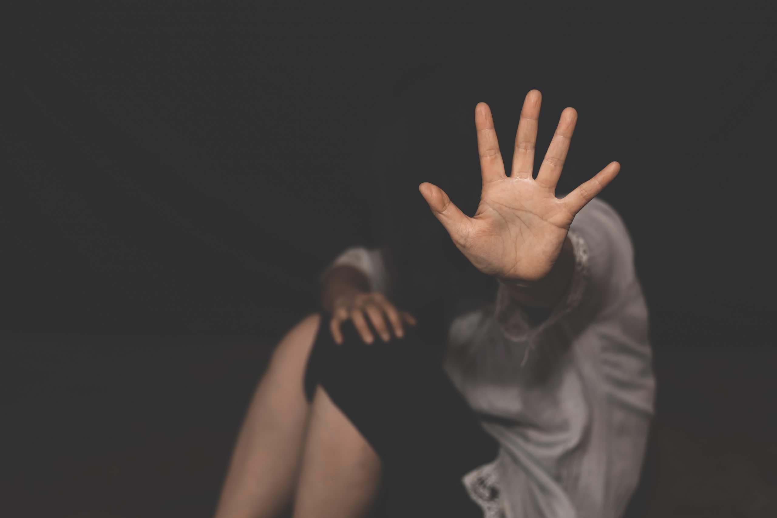 اعتداء جنسي وراء تكبيل تلميذة بمراكش ورميها وسط ساحة مدرسة وعلى رأسها كيس