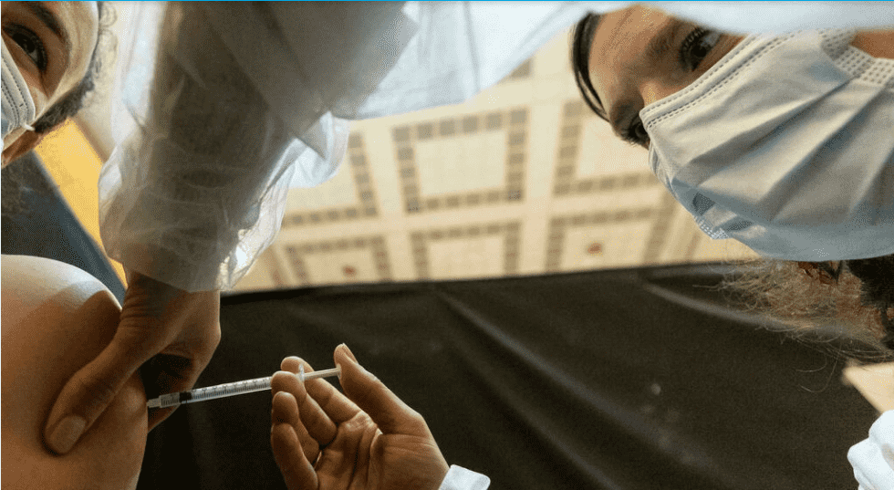 تتقاضى ما بين ألف وألفي درهم.. توقيف ممرضة بوجدة تورطت في شبكة للحصول على جوازات التلقيح دون تلقي اللقاح