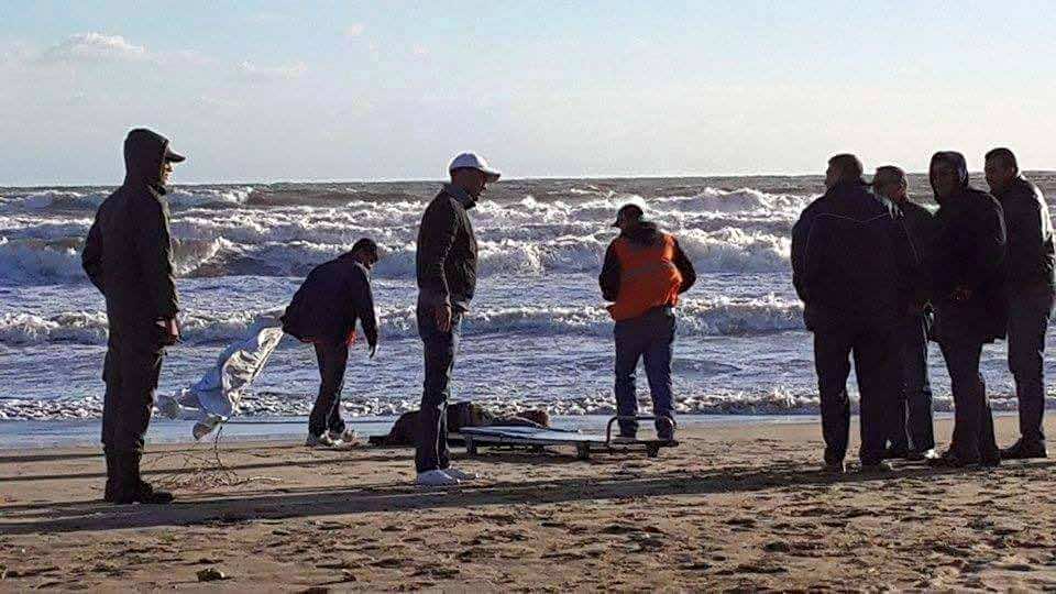 البحر يلفظ جثث مرشحين للهجرة السرية في شاطئ ضواحي الناظور