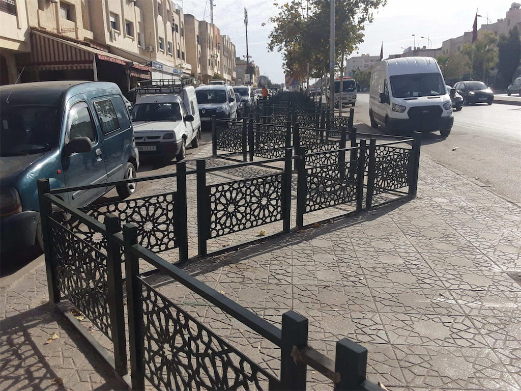 رئيس جماعة فاس "ليس لديه جواب" حتى الآن عن سياج شارع وسط مدينته