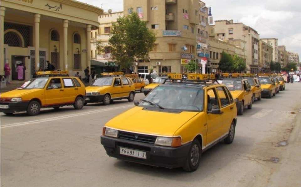 سيارات الأجرة الكبيرة تعمل داخل مدينة بني ملال مثل نظيرتها الصغيرة بموافقة السلطات
