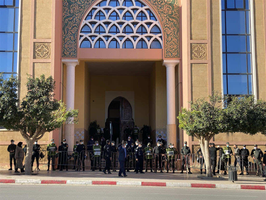 محامو المغرب يحتجون ضد منع زملائهم من ولوج المحاكم في بني ملال +صور