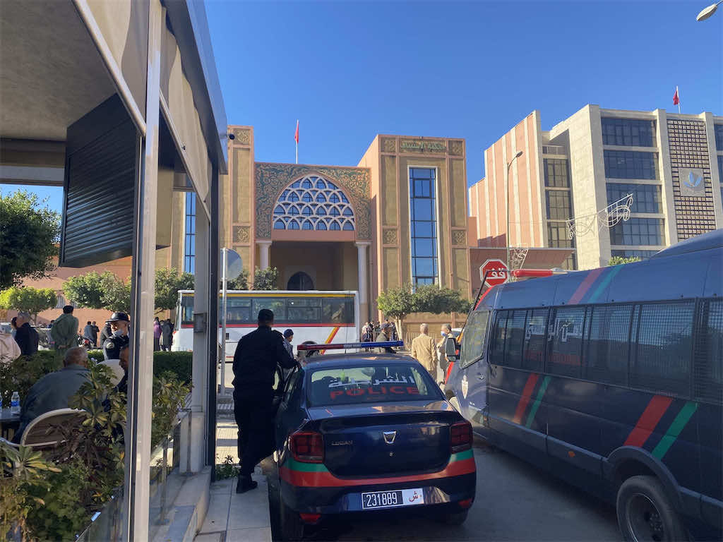 السلطات تطوق مقر محكمة ببني ملال جراء احتجاجات المحامين على إعادة فرض الإدلاء بجواز التلقيح