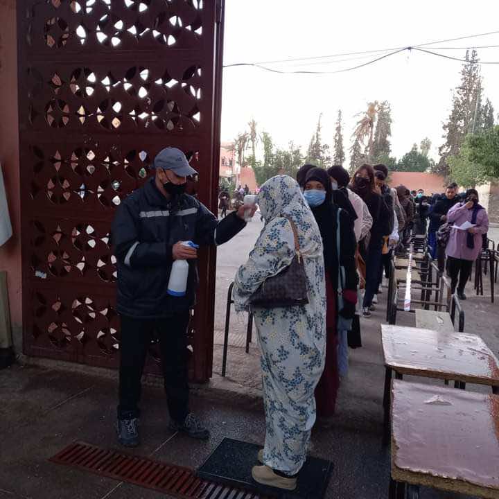 كلية آداب مراكش ترد على بيان الأساتذة وتنفي السماح لطلبة مصابين بكورونا بدخول قاعات الامتحان