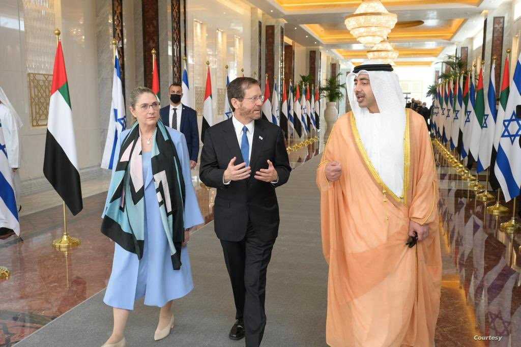 الرئيس الإسرائيلي معلقا على زيارته الأولى للإمارات.."نشعر بالغبطة لأننا نصنع التاريخ"