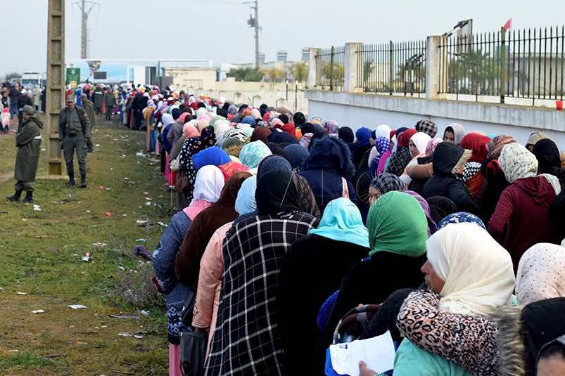 842 عاملة مغربية يتوقع وصولهن إلى حقول الفرولة بإسبانيا