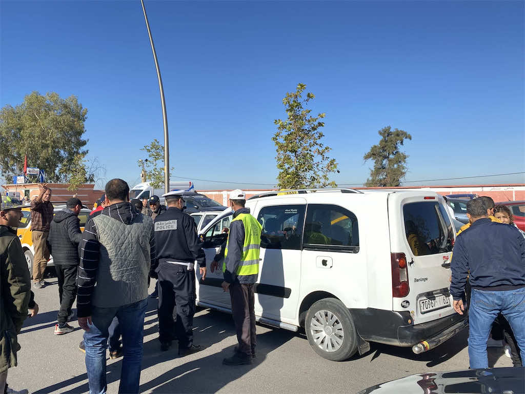 مهنيون يشتكون تداعيات سلبية للترخيص لـ"الطاكسي الأبيض" في بني ملال ويستعدون للتظاهر