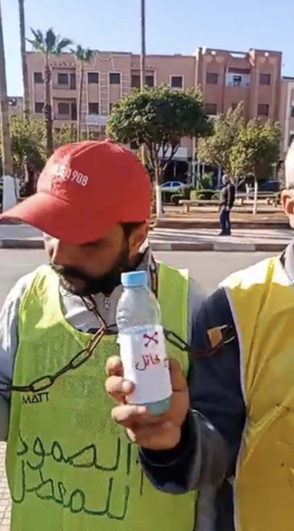 عاطلون يهددون بشرب السم للمطالبة بالشغل - صور