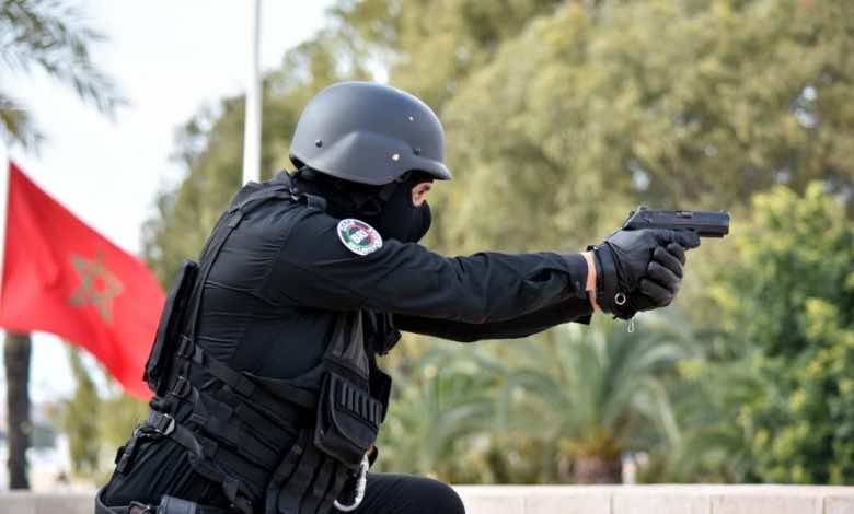 شرطي يطلق الرصاص على شخص عرض حياة مواطنين للخطر