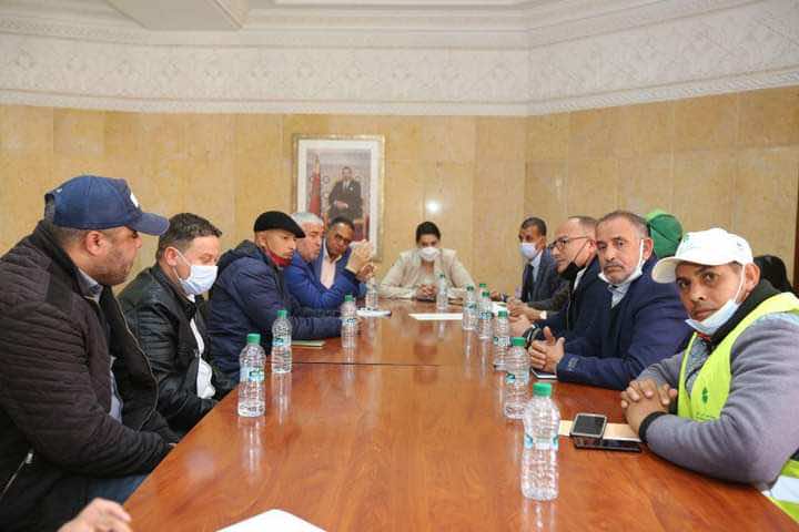 العمدة المنصوري تلتقي عمال النظافة بمدينتها في محاولة لإيقاف الاحتجاجات