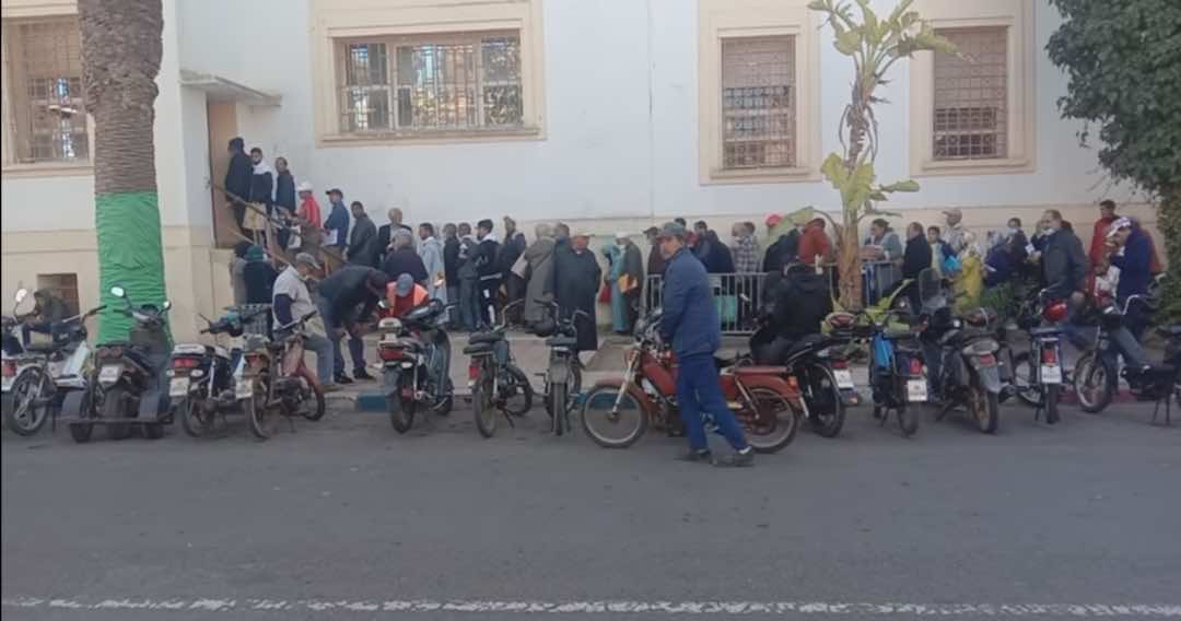 المواطنون في آسفي يقفون في طابور طويل يمتد من مكاتب الجماعة إلى الشارع للمصادقة على إمضاء وثيقة!