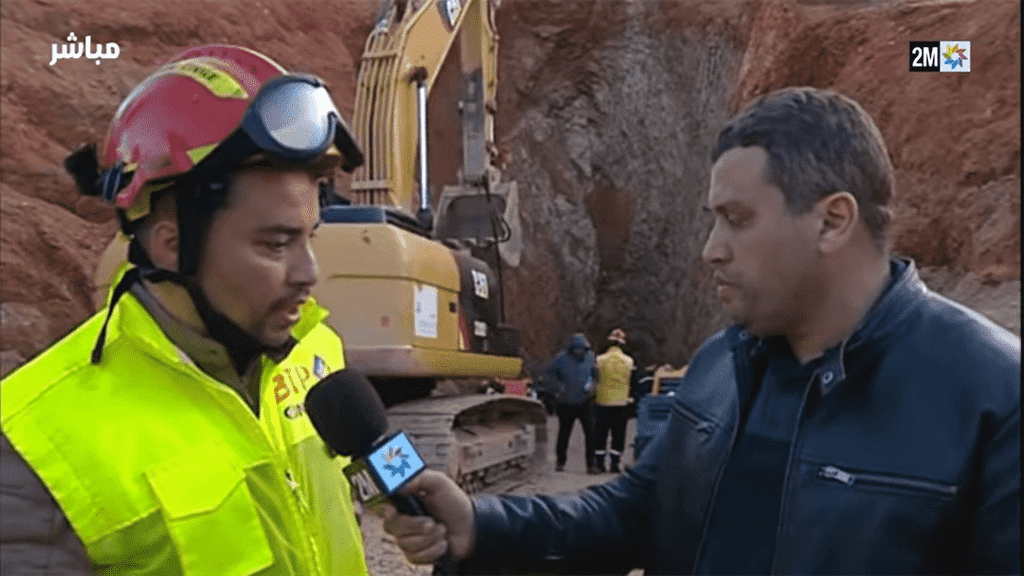 الحفر اليدوي مستمر بمعدل 20 سنتمترا كل ساعة وفق المهندس المشرف على العملية.. والوصول إلى الطفل يتطلب ساعتين على الأقل