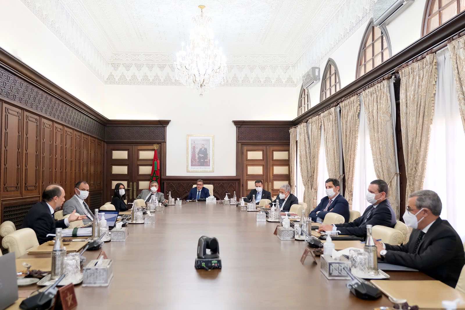 أخنوش يجتمع برجال الأعمال وأصحاب المصارف مطالبا بـ"رفع معدل استثمار القطاع الخاص إلى الثلثين"