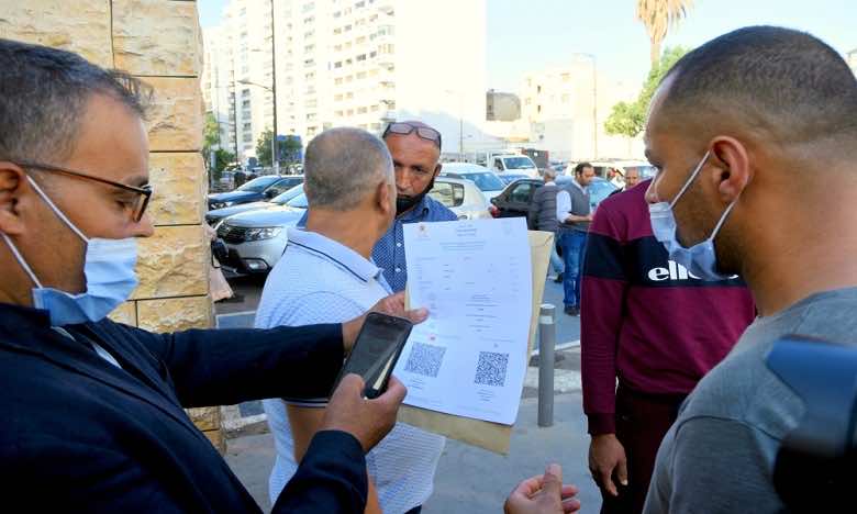 الحكومة تتوعد الموظفين غير الملقحين بالاقتطاع من الأجور
