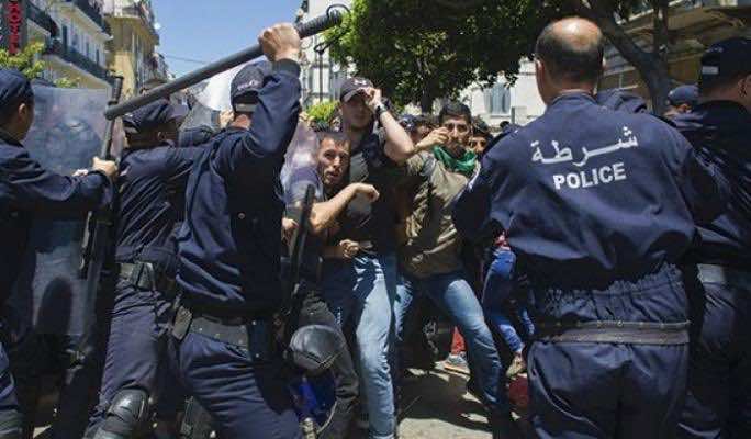 ثلاثة شبان مغاربة محتجزين منذ 4 أشهر بالجزائر يشنون إضرابا عن الطعام جراء "المعاملة القاسية"