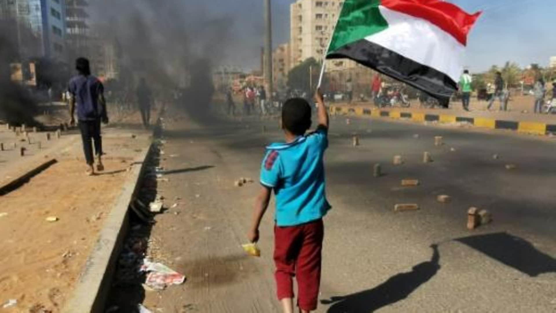 البرلمان العربي يدعو إلى استعادة المسار السلمي بالسودان
