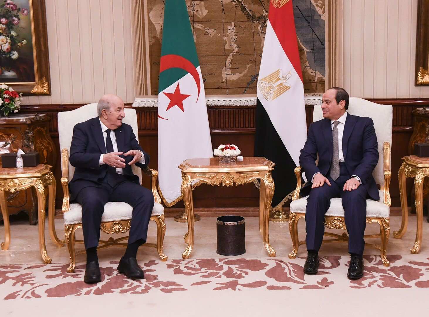 السيسي يقطر الشمع على الجزائر قبل القمة العربية ويدعو للحفاظ على وحدة أراضي الدول ووقف التعامل مع الميليشيات 
