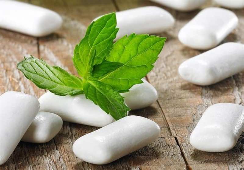 مضغ العلكة... أضرار لا يعرفها كثير من الناس