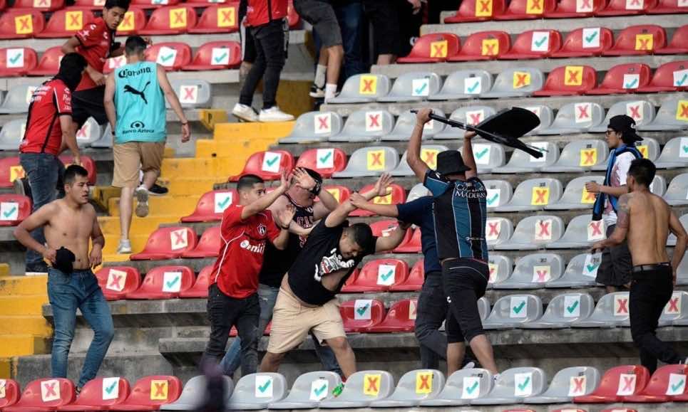 مأساة الدوري المكسيكي.. قتلى ومصابين جراء اشتباكات عنيفة بين الجماهير