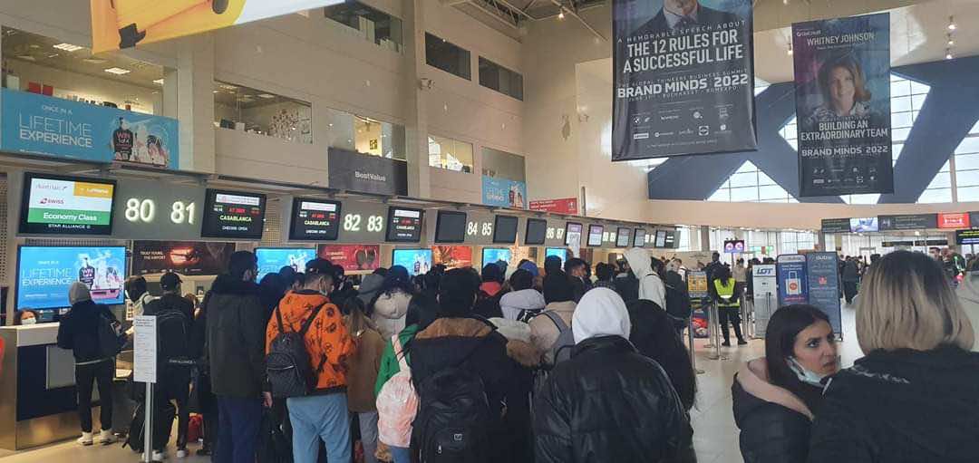 وصول طلائع مغاربة أوكرانيا الفارين من الحرب إلى المغرب