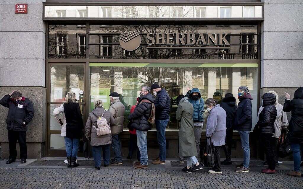 تضخم، سوق سوداء، سيولة: مخاطر العقوبات على الاقتصاد الحقيقي في روسيا