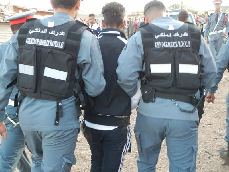 نجاة نشال من غضب الجمهور وسط سوق شعبي إثر إنقاذه من لدن قوات الأمن