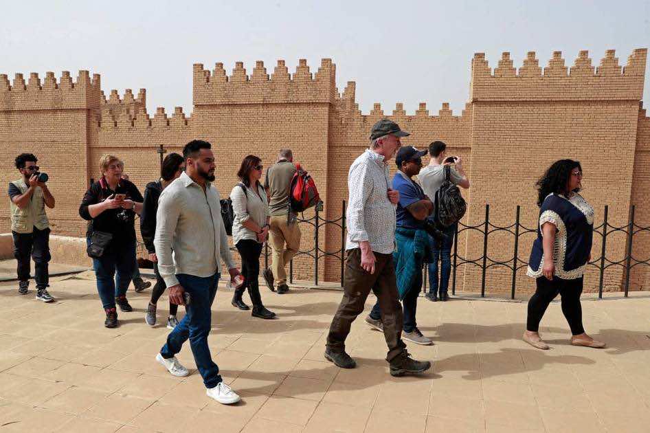 بعد عزلة عقود سياح أجانب بدأوا باستكشاف العراق
