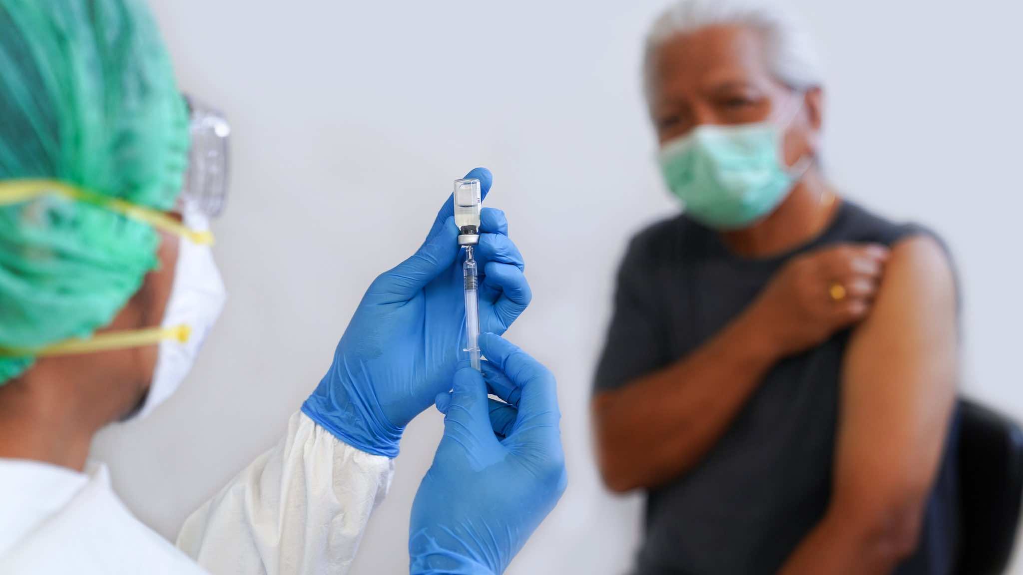 الولايات المتحدة تسمح بإعطاء جرعة لقاح رابعة ضد كوفيد لمن هم فوق 50 عاما